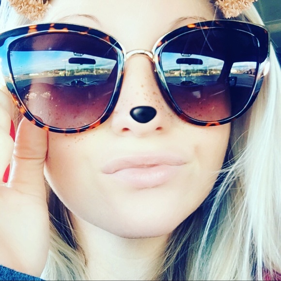 Meet your Posher, Ariel - Picture 2 of 3